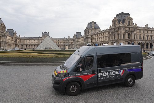 Nach dem Diebstahl im Louvre dauert die Suche nach den Tätern und ihrer Beute an (Archivbild). - © Thibault Camus/AP/dpa