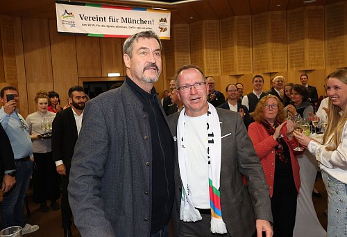Ministerpräsident Markus Söder (l) und Landes-Sportverbandschef Jörg Ammon sehen Münchens Bewerbung international mit den besten Chancen. - © Karl-Josef Hildenbrand/dpa