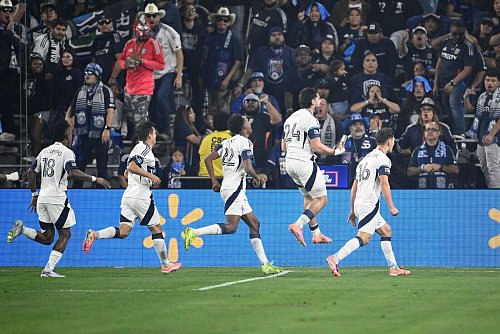 Die Whitecaps jubelten über zwei Tore in den ersten zehn Minuten. - © Denis Poroy/AP/dpa