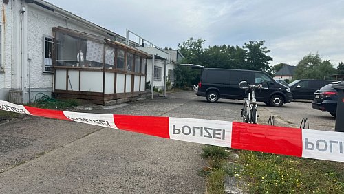 Am Morgen rückt die Polizei nicht nur zum IZF aus. - © Lutz Deckwerth/dpa