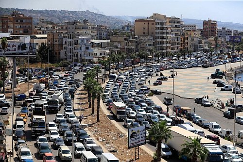 Nach den Luftschlägen kam es zu Staus auf wichtigen Verbindungen, unter den Menschen brauch Panik aus. - © Mohammed Zaatari/AP