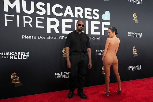 Kanye West und Bianca Censori auf dem roten Teppich. - © Jordan Strauss/Invision/AP/dpa