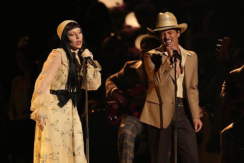 Lady Gaga und Bruno Mars erinnerten mit «California Dreamin\\\'» an die Opfer der Waldbrände. - © Chris Pizzello/Invision/AP/dpa