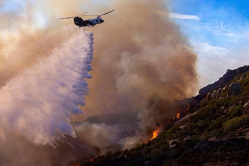 Löschhubschrauber versuchen, Häuser zu schützen. - © Jill Connelly/ZUMA Press Wire/dpa