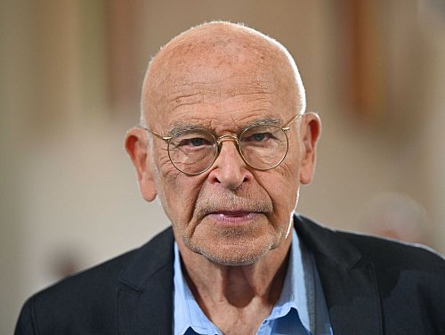 Günter Wallraff unterstützt die grüne Oberbürgermeister-Kandidatin Berivan Aymaz. (Archivbild) - © Arne Dedert/dpa