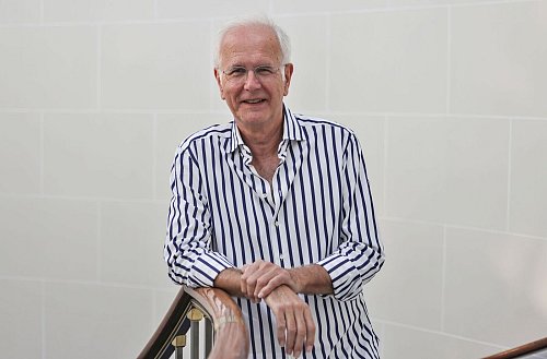 Der gebürtige Schwabe Harald Schmidt gibt sich angesichts des Kölner Chaos locker. (Archivbild) - © Oliver Berg/dpa
