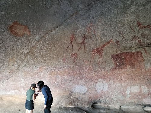 Spuren der Vergangenheit: Die Höhlenmalereien sind rund 2.000 Jahre alt. - © Harmer/African Wanderer Safaris/dpa-tmn