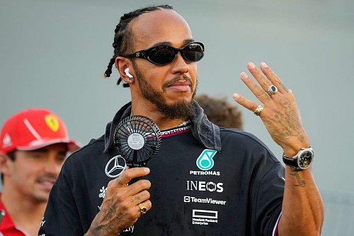 Wirbt für ein Rennen in Afrika: Formel-1-Rekordweltmeister Lewis Hamilton. - © Vincent Thian/AP/dpa