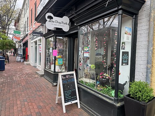 Die Stadt im Speckgürtel von Washington habe wirtschaftliche Rückschläge eigentlich immer verhältnismäßig gut weggesteckt, sagt Rickey - aber mit Trumps Rückkehr habe sich das geändert. - © Luzia Geier/dpa