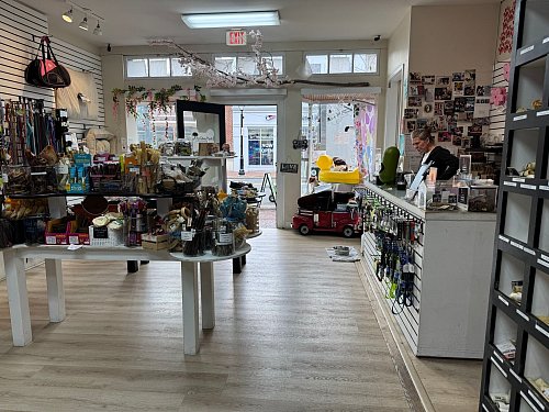 Weniger Laufkundschaft, keine Corona-Hilfen mehr, Stellenabbau im öffentlichen Dienst – und jetzt auch noch Zölle: Das schlägt sich in den Verkaufszahlen von «The Dog Park» nieder. - © Luzia Geier/dpa