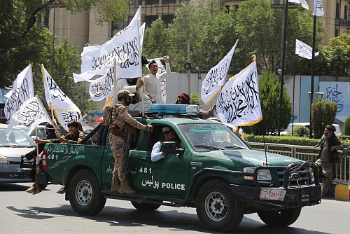 Taliban-Kämpfer feiern den Jahrestag des Abzugs der US-geführten Truppen aus Afghanistan. (Archivbild) - © Siddiqullah Alizai/AP/dpa