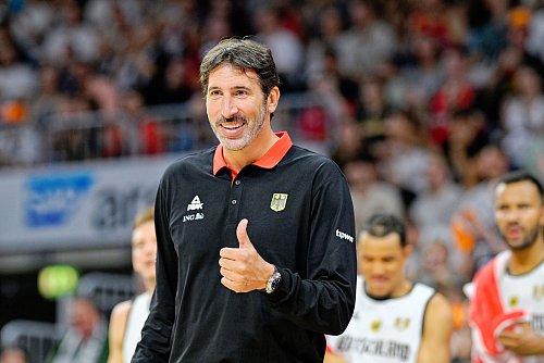 Bundestrainer Alex Mumbru sah auch im zweiten EM-Test viel Positives. - © Uwe Anspach/dpa