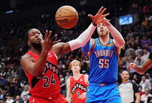 Isaiah Hartenstein (r) dominierte beim Sieg seiner Oklahoma City Thunder bei den Toronto Raptors mit 16 Rebounds unterm Korb. - © Nathan Denette/The Canadian Press/AP/dpa