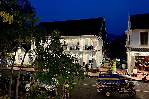 Luang Prabang bei Nacht mit Blick auf die schönen französischen Kolonialbauten in der Unesco-Weltkulturerbestätte. - © Carola Frentzen/dpa-tmn