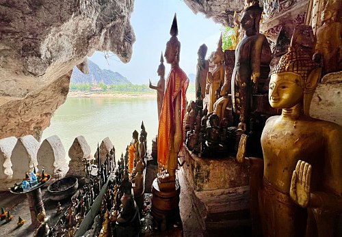Die Pak Ou Caves direkt am Mekong beherbergen Tausende Buddha-Statuen. - © Carola Frentzen/dpa-tmn