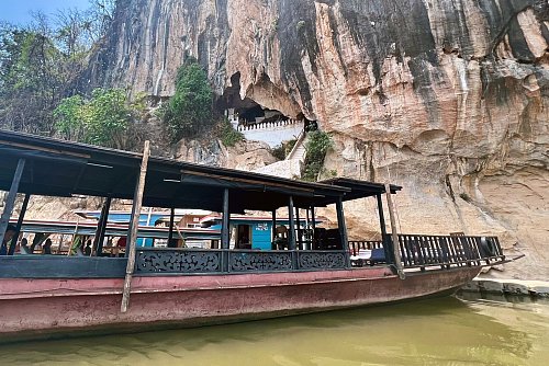 «Slow boats» liegen vor den bekannten Pak Ou Caves auf dem Mekong. Die Höhlen mit Tausenden Buddha-Statuen sind nur vom Fluss aus zu erreichen. - © Carola Frentzen/dpa-tmn
