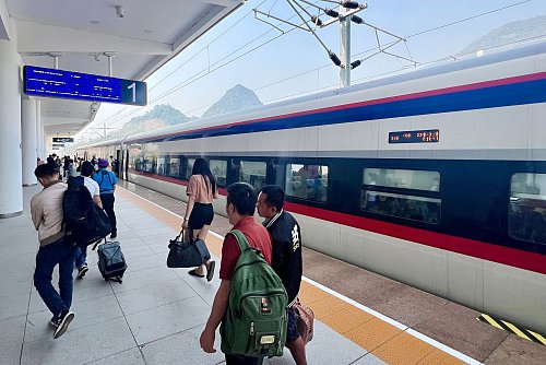 Der Schnellzug der Laos-China Railway bringt Touristen in weniger als zwei Stunden von Vientiane nach Luang Prabang. - © Carola Frentzen/dpa-tmn