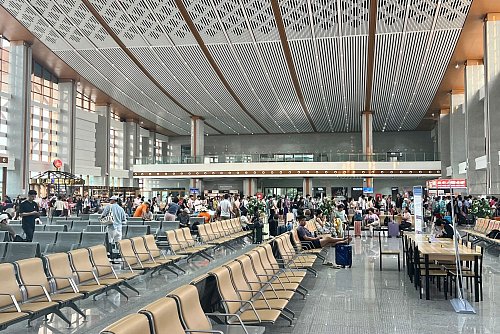 Die Größe der Bahnhofhalle in Vientiane lässt vermuten, welch ehrgeizige Pläne China für seine Bahnlinie hat. - © Carola Frentzen/dpa-tmn