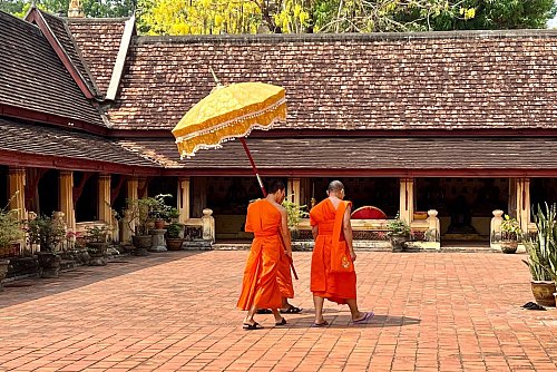 Mönche tragen einen Prozessionsschirm im Wat Si Saket, einem bedeutenden Tempel in Vientiane, der Hauptstadt von Laos. - © Carola Frentzen/dpa-tmn