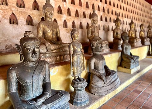 Buddha-Statuen im Wat Si Saket, einem bedeutenden Tempel in Vientiane, der Hauptstadt von Laos. - © Carola Frentzen/dpa-tmn