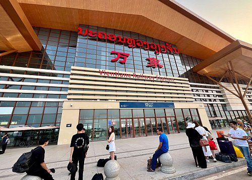 Der von China gebaute hochmoderne Bahnhof in Vientiane wirkt wie ein Außenseiter im sonst so traditionellen Laos. - © Carola Frentzen/dpa-tmn