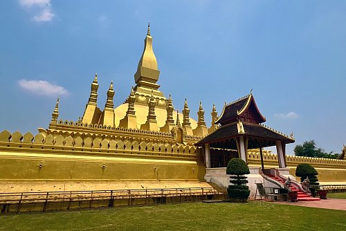 Der Pha That Luang, ein goldener Stupa aus dem 16. Jahrhundert, ist das Wahrzeichen von Laos. - © Carola Frentzen/dpa-tmn