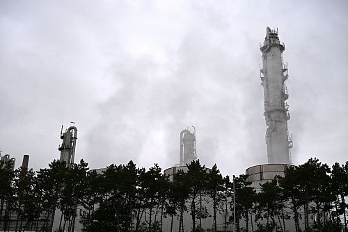 Ineos-Anlagen in Köln-Worringen: Wer in der EU Chemikalien herstellt, muss dafür relativ hohe Kosten schultern. - © Wolf von Dewitz/dpa