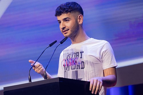 Deutschrap mit Haltung: Baran Kok gewinnt in der Kategorie «Music». - © Rolf Vennenbernd/dpa