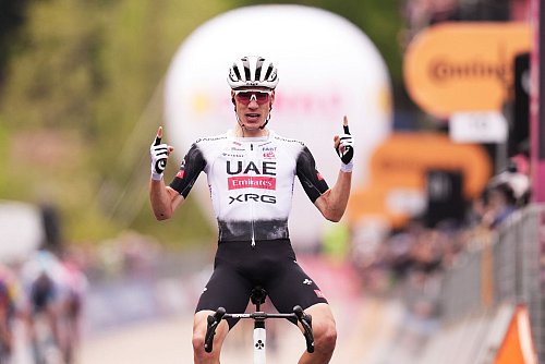 Der Sieger der siebten Giro-Etappe: Juan Ayuso aus Spanien. - © Massimo Paolone/LaPresse/AP/dpa