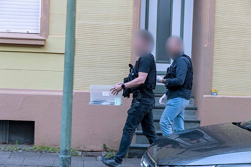 Der Mann steht im Verdacht, Geld für einen islamistischen Terroranschlag gesammelt zu haben. - © Justin Brosch/dpa