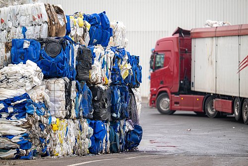 Das Firmengelände eines Entsorgungsbetriebes im Bereich Industriehäfen. An unbekannter Stelle auf dem Gelände eines Entsorgungsbetriebes ist ein toter Säugling im Müll gefunden worden. - © Sina Schuldt/dpa