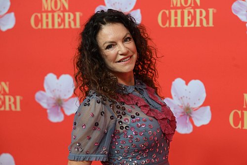Schauspielerin Christine Neubauer wagt sich ebenfalls aufs Tanzparkett. (Archivbild) - © Felix Hörhager/dpa