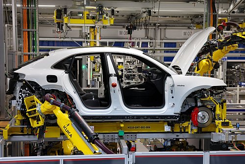 2023 hat die Autoindustrie noch kräftig in neue Industrieroboter investiert. (Symbolbild) - © Jan Woitas/dpa