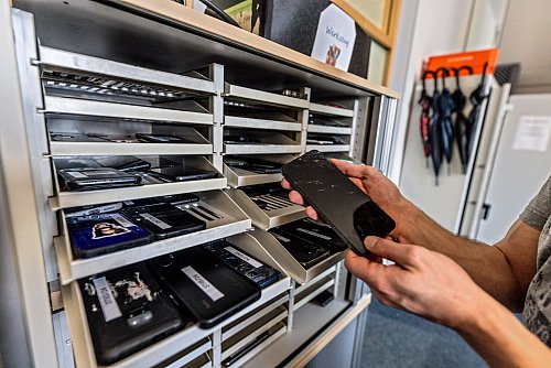 Neben Dauerbrennern wie etwa Handys landen in den Fundbüros in NRW immer wieder auch einige kuriose Dinge. - © Dieter Menne/dpa