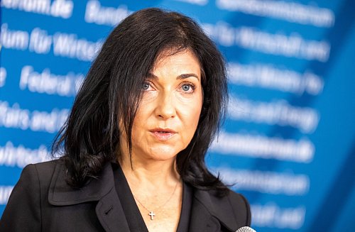 Die Wirtschaftsministerin spricht von guten Nachrichten. - © Michael Kappeler/dpa