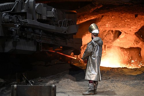Energieintensive Industrien wie die Stahlbranche sind unter Druck. - © Federico Gambarini/dpa