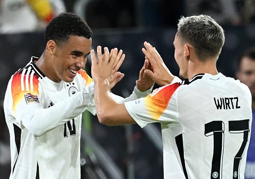 Verstehen sich in der Nationalelf: Bayerns Jamal Musiala und Leverkusens Florian Wirtz verkörpern beide Weltklasse. - © Fabian Strauch/dpa