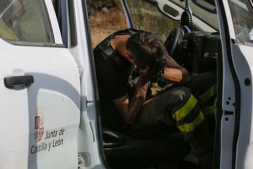 Viele der spanischen Brandbekämpfer sind nach mehr als zwei Wochen im Dauereinsatz erschöpft. - © Fernando Otero/EUROPA PRESS/dpa