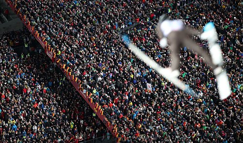 Die Vierschanzentournee ist ein Publikumsmagnet. - © Daniel Karmann/dpa