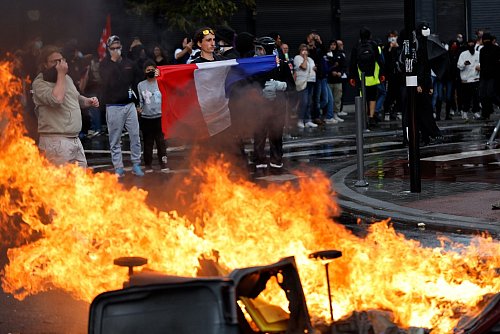 Vielerorts gab es Feuer auf öffentlichen Straßen. - © Jean-Francois Badias/AP/dpa