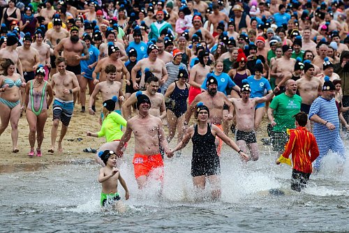 Eiskalt aber schön - Neujahrsschwimmen im Halterner Stausee mit Rekordbeteiligung - © Christoph Reichwein/dpa