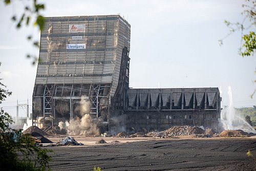 Das ehemalige Kraftwerk wird seit Anfang 2023 rückgebaut. Es war Ende 2017 endgültig stillgelegt worden. - © Laszlo Pinter/dpa