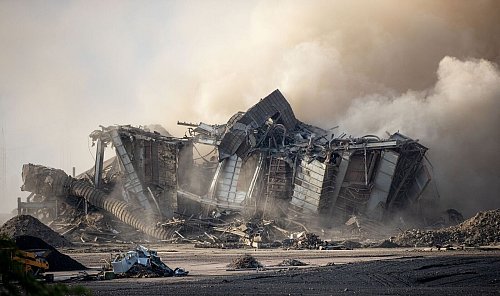 Für die Aktion waren zuvor rund 300 Kilogramm Sprengstoff verbaut worden. - © Laszlo Pinter/dpa