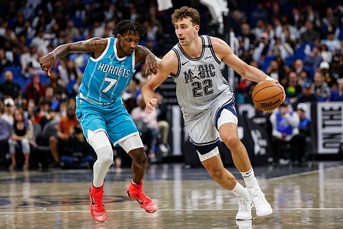 Franz Wagner (r) führte die Orlando Magic zu einem deutlichen Sieg gegen die Hornets. - © Kevin Kolczynski/AP/dpa