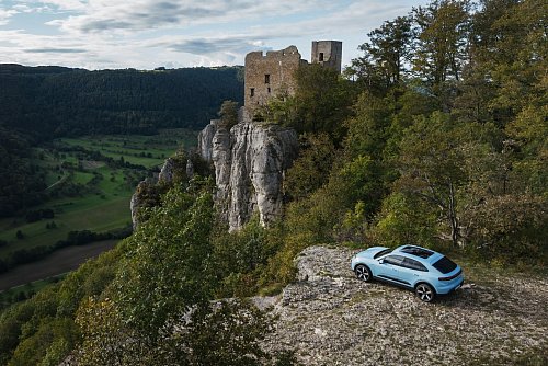 Das neue Basismodell des elektrischen Macan bietet bis zu 641 Kilometer Reichweite und 360 PS Leistung. - © Porsche AG/dpa-tmn