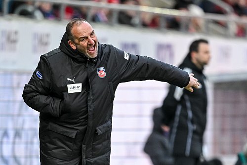Frank Schmidt startete mit Heidenheim gegen Union Berlin ins neue Kalenderjahr. - © Harry Langer/dpa