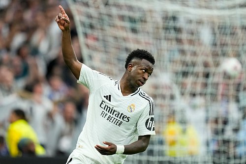Vinícius Júnior von Real Madrid wurde als Weltfußballer geehrt. - © Jose Breton/AP/dpa