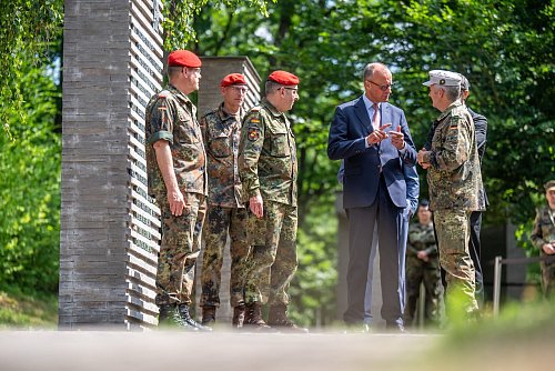 Kanzler Merz warnt vor falschem Sicherheitsgefühl und verlang mehr Verteidigungsanstrengungen. - © Michael Kappeler/dpa-Pool/dpa