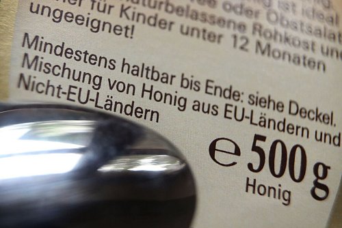 Verbraucherschützer monieren vage Angaben zur Honig-Herkunft «aus EU-Ländern und Nicht-EU-Ländern». (Archivbild) - © Karl-Josef Hildenbrand/dpa