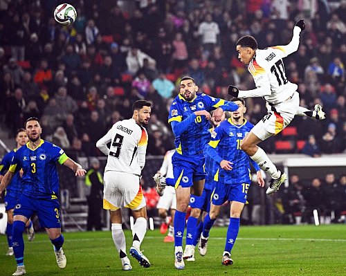 Er begeistert die Fans und trifft für die Mannschaft: Jamal Musiala. - © Tom Weller/dpa